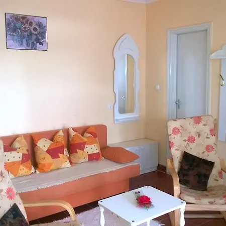 Viktória Apartamento *