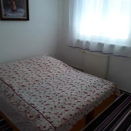Viktória Apartamento *